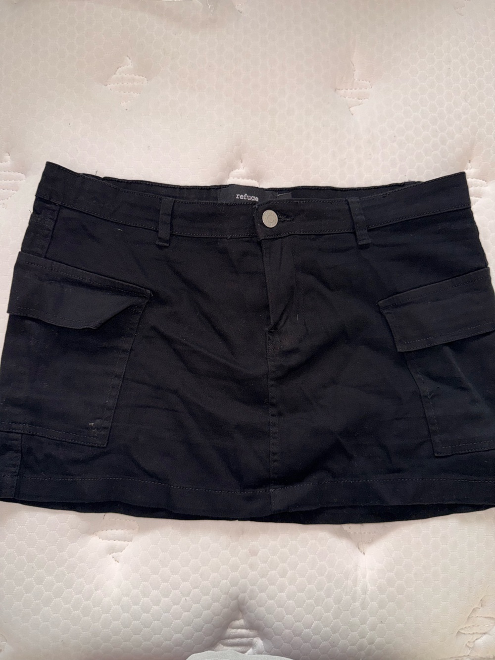 178. Refugee black cargo shorts size L